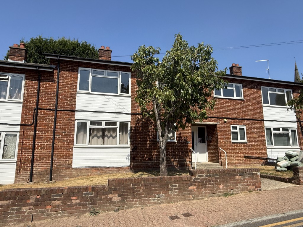 Lot: 135 - FLAT IN NEED OF IMPROVEMENT - View of Flat in Need of Refurbishment